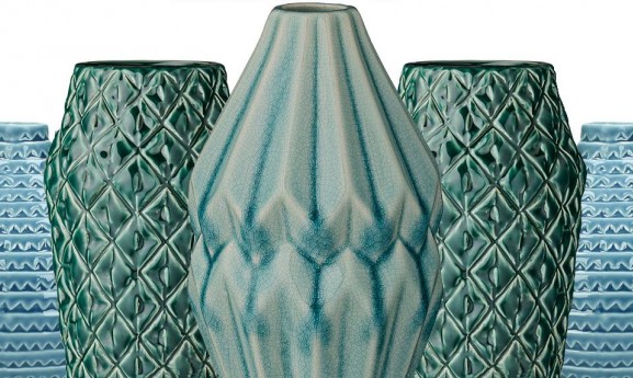 Strukturierte Vasen in Meerestönen auf STRIKE magazin